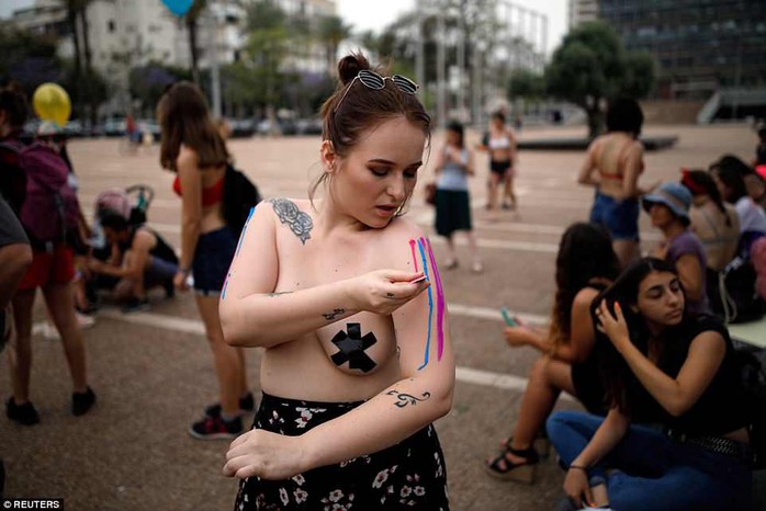Phụ nữ Israel ngực trần xuống đường phản đối cưỡng hiếp - Ảnh 5.