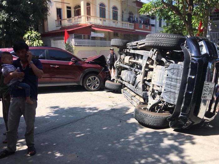 Video ô tô Hyundai Tucson tông lật xe bán tải Ford Ranger giữa ngã tư - Ảnh 1.