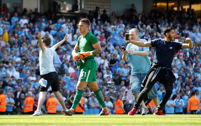 Cúp rơi và những hình ảnh ấn tượng ngày Man City đăng quang - Ảnh 8.