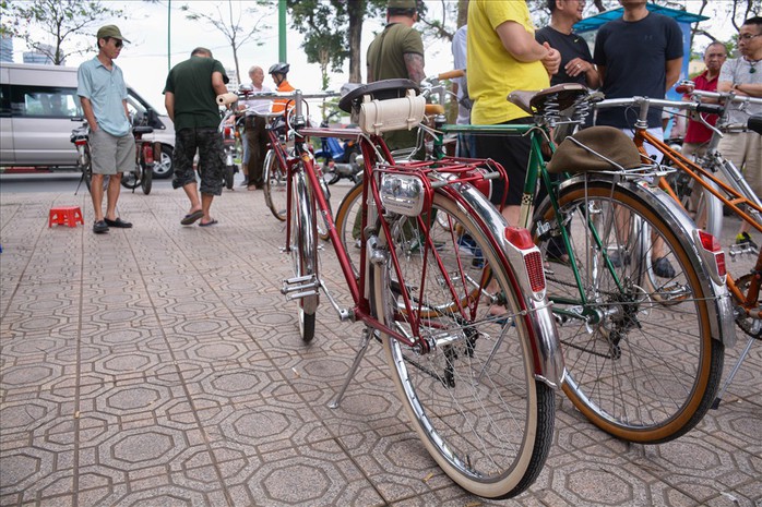 Độc đáo những xe đạp cổ giá nghìn đô giữa lòng Hà Nội - Ảnh 2.