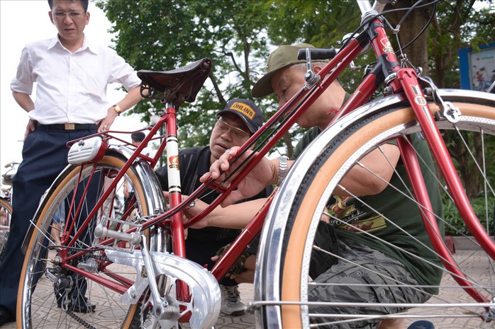 Độc đáo những xe đạp cổ giá nghìn đô giữa lòng Hà Nội - Ảnh 13.