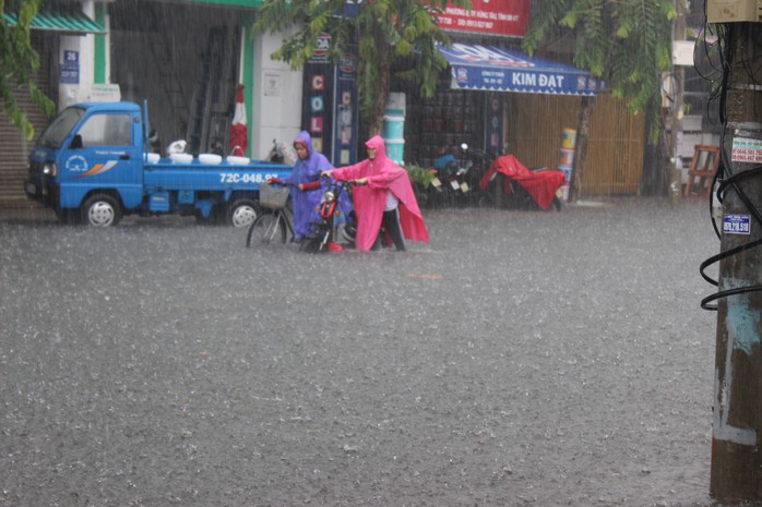 TP Vũng Tàu thành biển nước sau cơn mưa sáng - Ảnh 4.