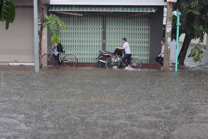 TP Vũng Tàu thành biển nước sau cơn mưa sáng - Ảnh 6.