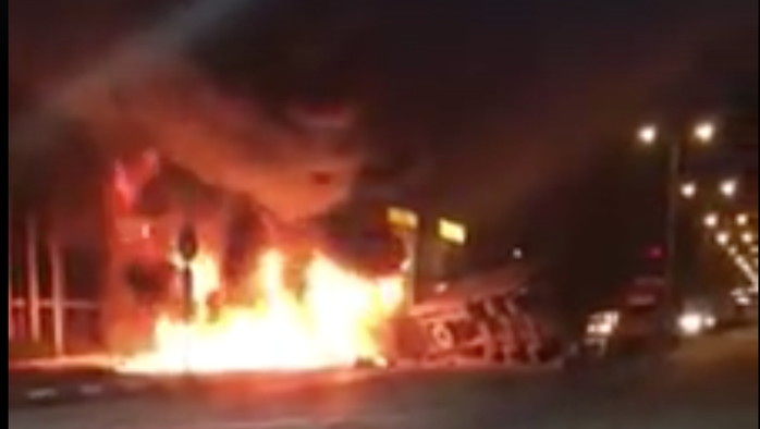 2 xe container tông nhau kinh hoàng, đôi vợ chồng kẹt trong cabin chết cháy - Ảnh 1.