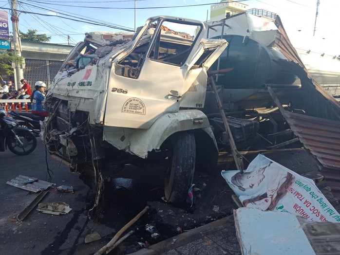 Vũng Tàu: Kinh hoàng xe bồn tông sập nhà trên đường 30 tháng 4 - Ảnh 2.