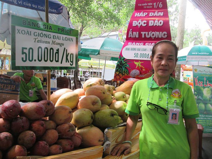 Xoài khổng lồ hút khách ở Lễ hội Trái cây Nam Bộ 2018 - Ảnh 3.