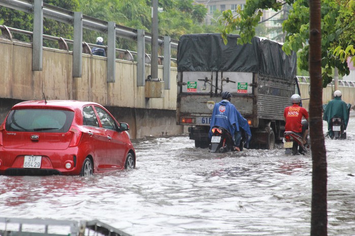 Góp ý chống ngập cho đường Nguyễn Hữu Cảnh - Ảnh 1.