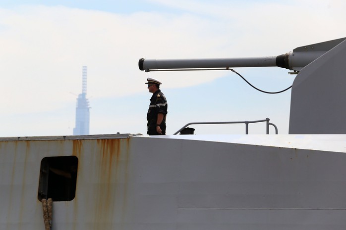 Nữ thuyền trưởng chỉ huy tàu chiến tàng hình Pháp thăm TP HCM - Ảnh 10.