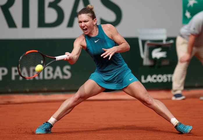 Halep xúc cảm trên bục nâng cúp Roland Garros 2018 - Ảnh 3.