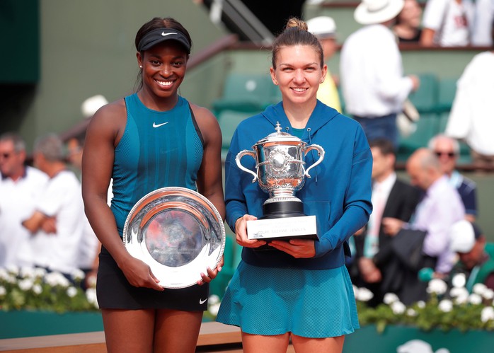 Halep xúc cảm trên bục nâng cúp Roland Garros 2018 - Ảnh 7.