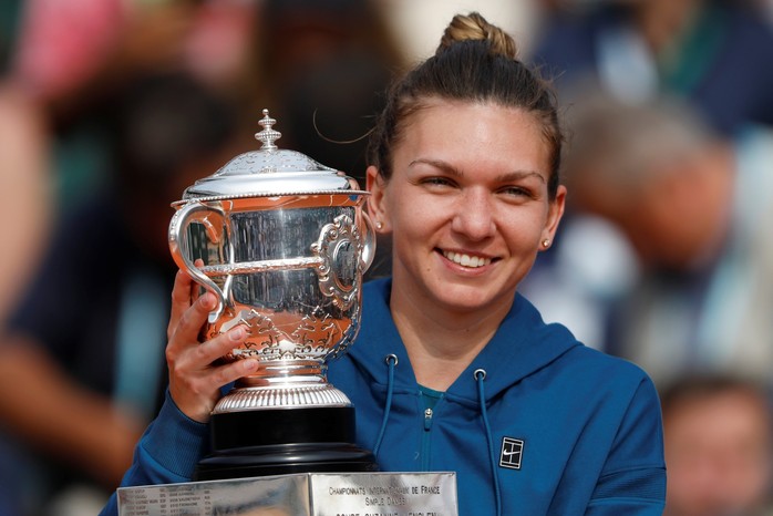 Halep xúc cảm trên bục nâng cúp Roland Garros 2018 - Ảnh 6.