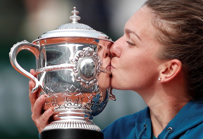 Halep xúc cảm trên bục nâng cúp Roland Garros 2018 - Ảnh 5.