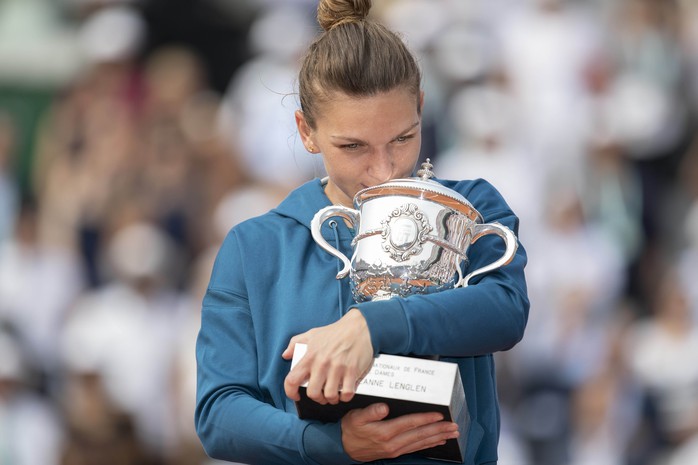 Halep xúc cảm trên bục nâng cúp Roland Garros 2018 - Ảnh 4.