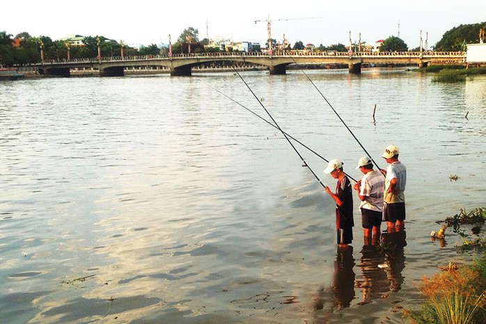 Cần thủ đua nhau ra sông săn cá ở miền Tây - Ảnh 1.