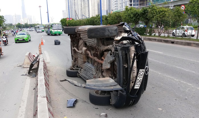 “Xế hộp” lật như phim trên xa lộ Hà Nội - Ảnh 1.