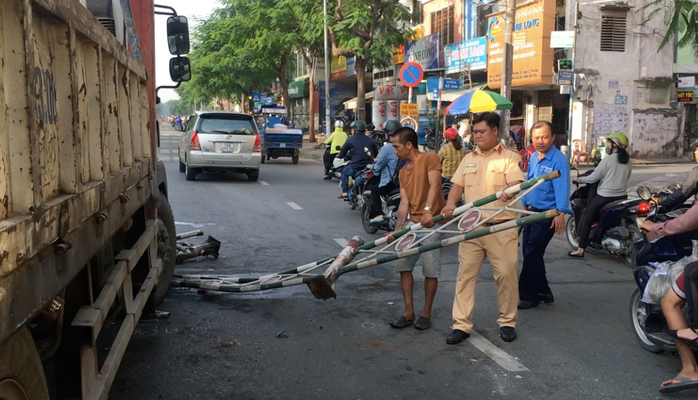 Xe tải bay lên dải phân cách trên đường Lý Thường Kiệt - Ảnh 2.