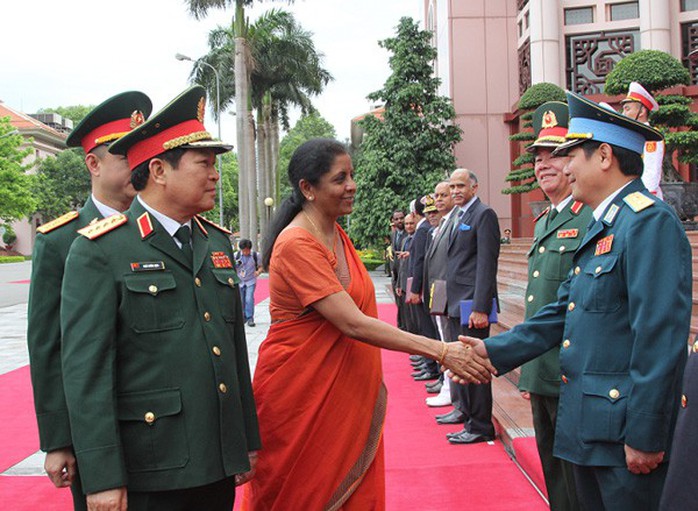 Nữ Bộ trưởng Quốc phòng Ấn Độ duyệt Đội Danh dự Quân đội nhân dân Việt Nam - Ảnh 2.