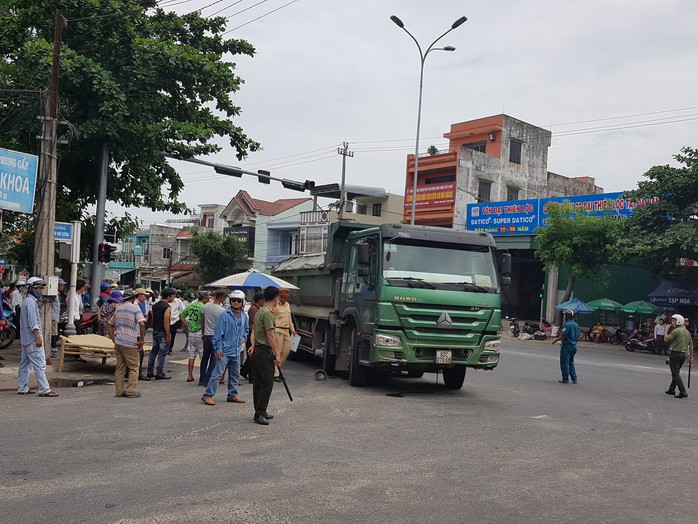 Xe ben tông xe đạp, cụ ông 93 tuổi tử vong tại chỗ - Ảnh 1.