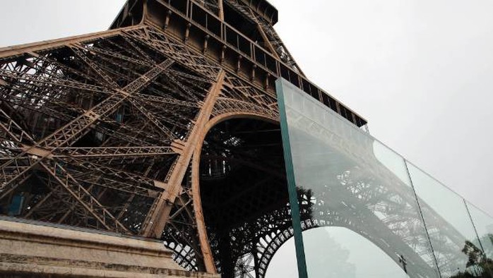 Tháp Eiffel mặc giáp chống đạn - Ảnh 1.