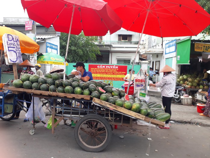 Hàng rong bít cổng, công nhân kêu cứu - Ảnh 1.