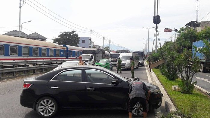 Ô tô con leo lên dải phân cách, Quốc lộ 1A ách tắc - Ảnh 3.