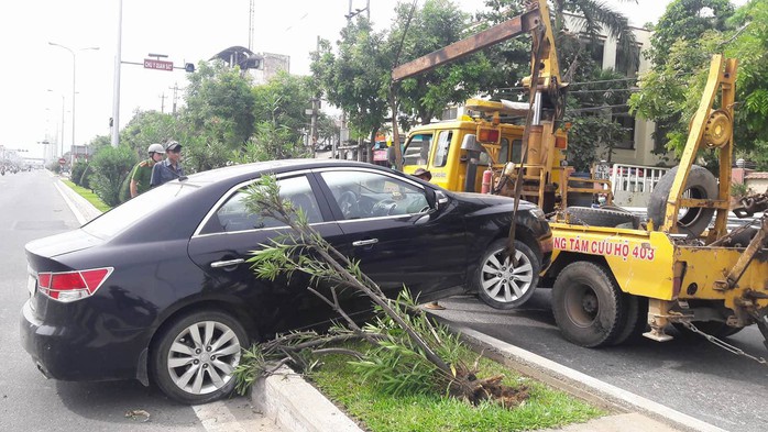 Ô tô con leo lên dải phân cách, Quốc lộ 1A ách tắc - Ảnh 1.