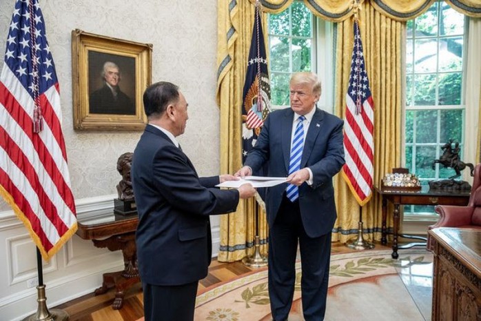 Soi bức thư khổng lồ ông Kim gửi ông Trump - Ảnh 1.