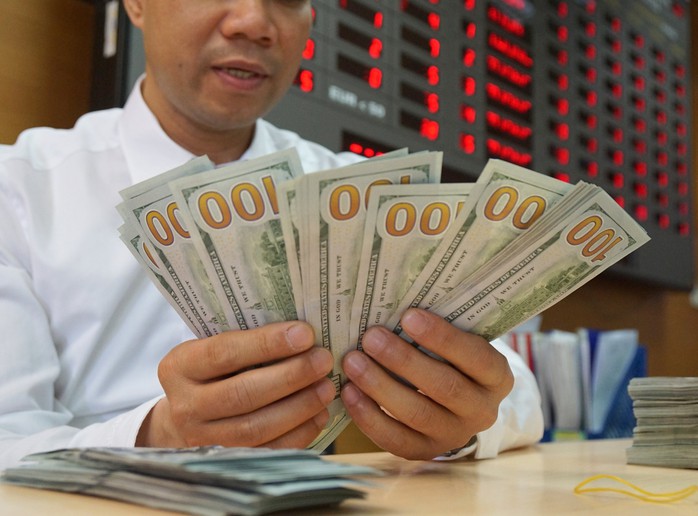 Giá USD ngân hàng tiến sát 23.000 đồng/USD - Ảnh 1.