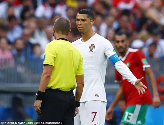 Xin áo Ronaldo, trọng tài bị cầu thủ Morocco chỉ trích - Ảnh 1.