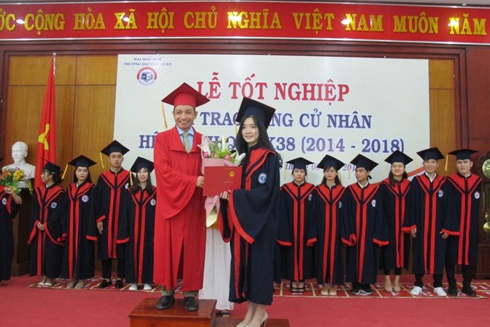 Hàng trăm sinh viên ĐH Huế tốt nghiệp loại khá, giỏi - Ảnh 2.