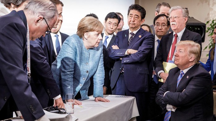Khi ông Trump thảy kẹo cho bà Merkel - Ảnh 1.