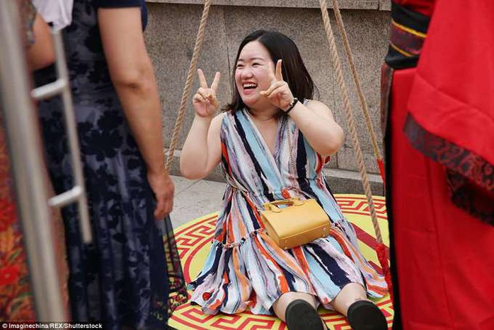 Khuyến mãi chỉ phụ nữ béo được hưởng tại công viên Trung Quốc - Ảnh 3. Khuyến mãi chỉ phụ nữ béo được hưởng tại công viên Trung Quốc - Ảnh 3.