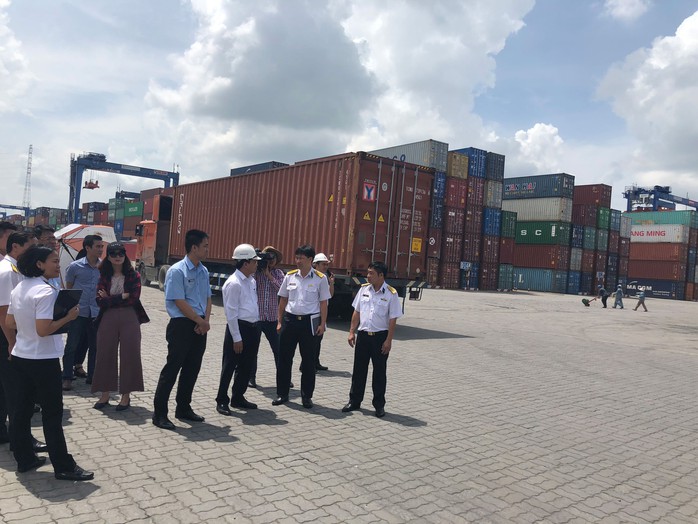 Tìm cách xử hàng ngàn container phế liệu tồn đọng - Ảnh 1.