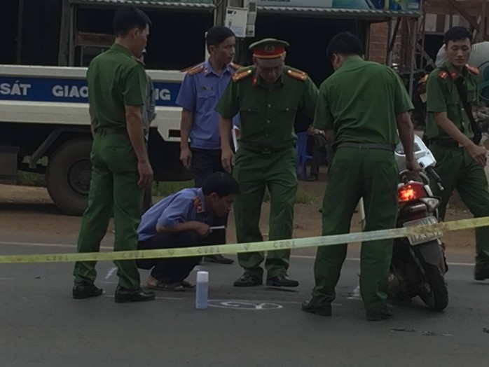 Mẹ nguy kịch khi đưa con đi thi - Ảnh 2.