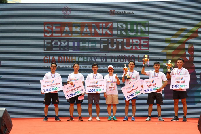 Chạy vì tương lai, SeABank quyên gần 1 tỉ đồng giúp học sinh nghèo - Ảnh 4. Chạy vì tương lai, SeABank quyên gần 1 tỉ đồng giúp học sinh nghèo - Ảnh 4.