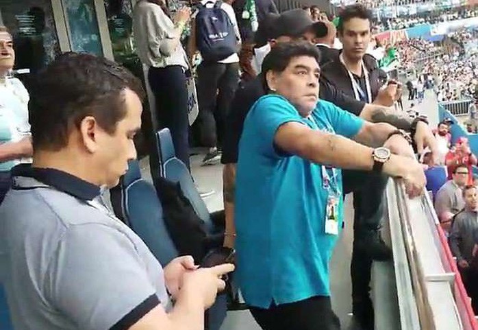 Maradona: Chửi thề, giơ ngón tay thối và… ngất xỉu trên sân - Ảnh 6.
