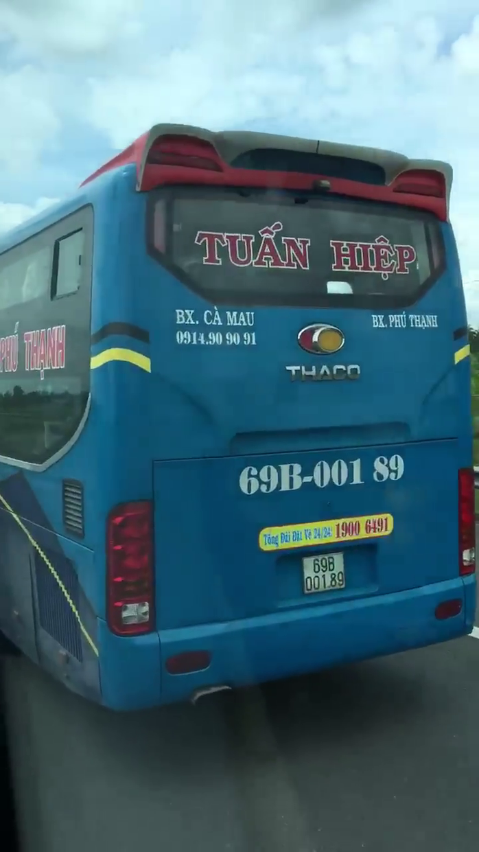 Clip: Rợn người cảnh tài xế lái xe khách bằng chân trên cao tốc Trung Lương – TP HCM - Ảnh 3.