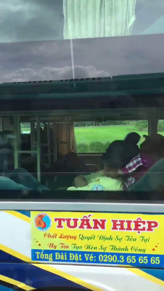 Clip: Rợn người cảnh tài xế lái xe khách bằng chân trên cao tốc Trung Lương – TP HCM - Ảnh 4.