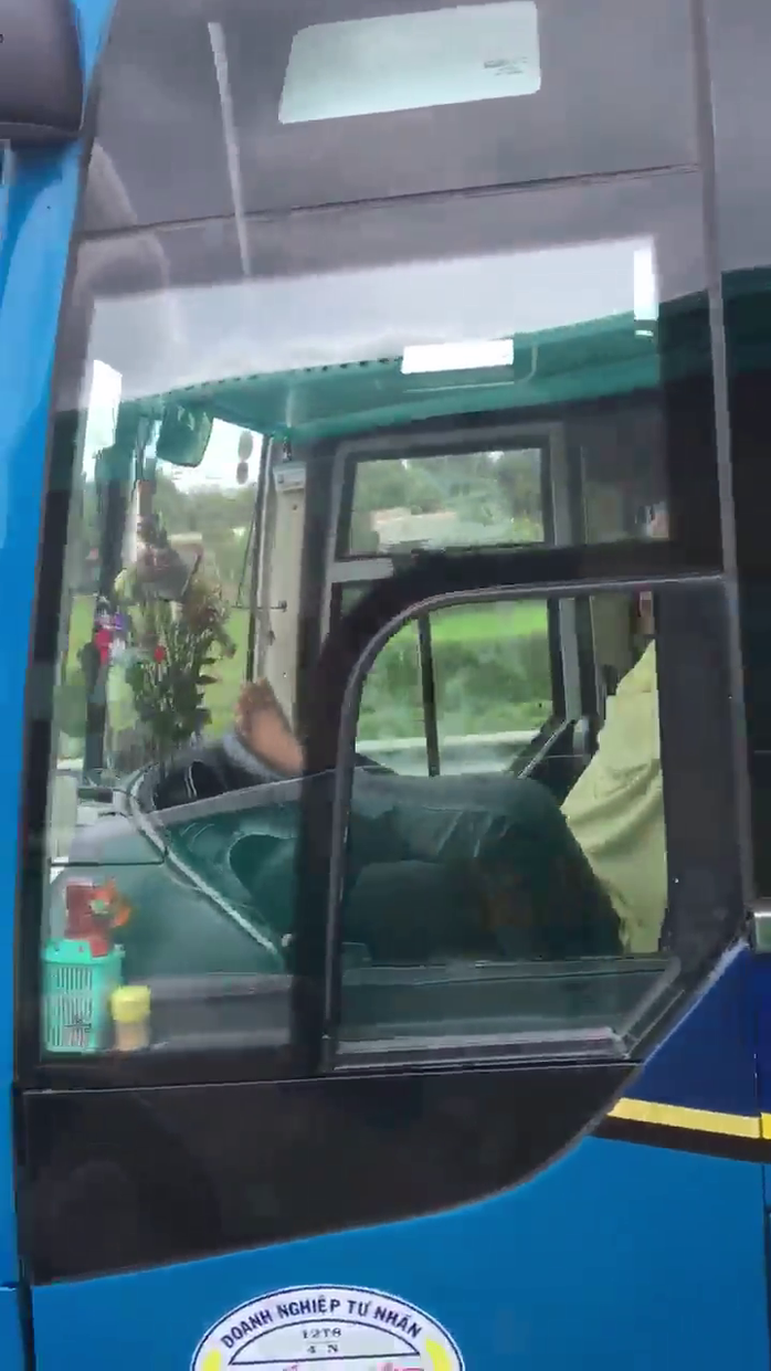 Clip: Rợn người cảnh tài xế lái xe khách bằng chân trên cao tốc Trung Lương – TP HCM - Ảnh 2.