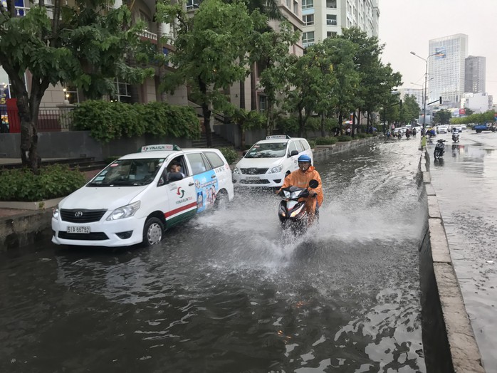 Đường Nguyễn Hữu Cảnh lại ngập mênh mông - Ảnh 2.