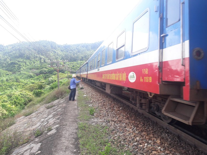 Nhiều tàu chậm chuyến do tàu SE8 lố đà trên đèo Hải Vân - Ảnh 1.