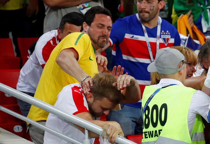 Trận Brazil – Serbia: CĐV hăng máu “đấu võ” trên khán đài - Ảnh 1.