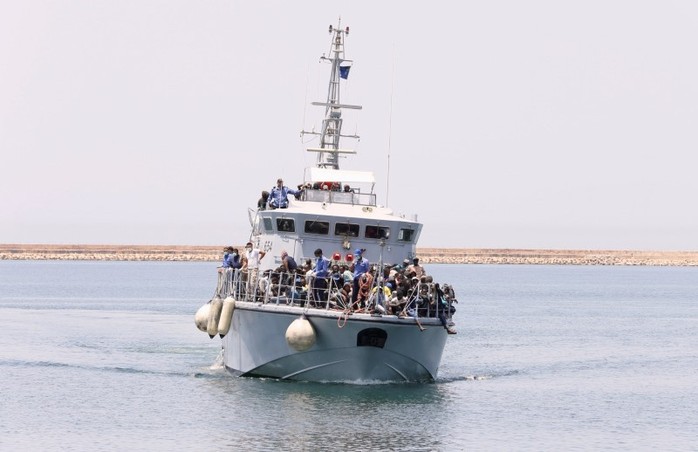 Lật thuyền người di cư ngoài khơi Libya, hơn 100 người mất tích - Ảnh 1.