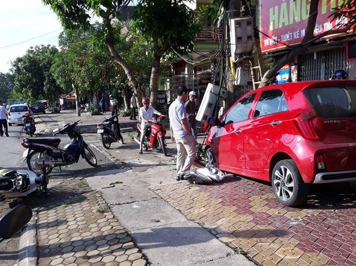 Xế hộp đang lưu thông bất ngờ tăng tốc, tông bay xe máy, gãy cột điện - Ảnh 1.