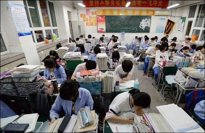 10 triệu học sinh Trung Quốc bước vào kỳ thi ĐH khốc liệt - Ảnh 2.