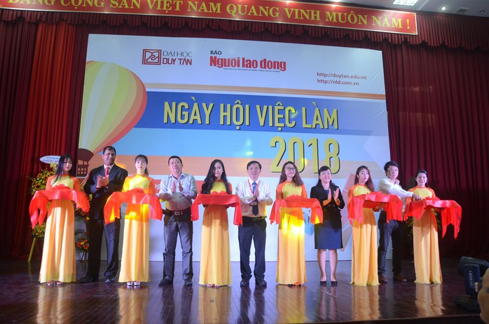 Gần 100 doanh nghiệp tham gia ngày hội việc làm tại Đà Nẵng - Ảnh 1.