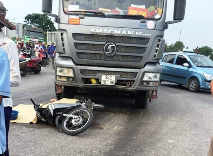 Xe tải bất ngờ chuyển hướng, cán chết người phụ nữ đi xe máy - Ảnh 1.