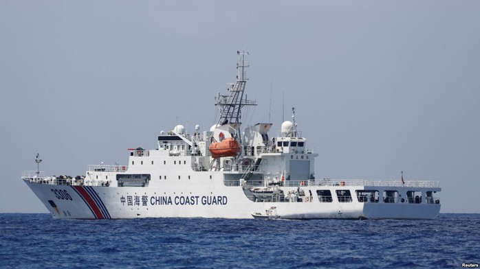 Trung Quốc quân sự hóa cảnh sát biển, tàu tuần duyên gắn thêm pháo - Ảnh 1.