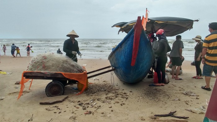 Rác đã độc chiếm bãi biển ấp Hồ Tràm! - Ảnh 8.