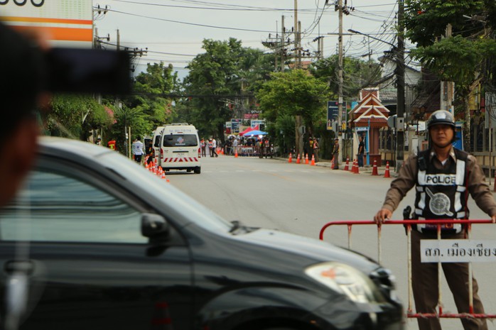 Người Lao Động tường thuật từ bệnh viện điều trị đội bóng mắc kẹt - Ảnh 2.